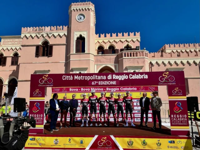 🔥 Dopo l’esperienza di ieri con i prof al Giro Città Metropolitana di Reggio Calabria con Bolognesi, Bonetto, Martignago, Meccia, Scarpelli e Toselli (👏 bravo a restare con il primo gruppo nella salita più lunga), oggi gara internazionale U23 in Veneto.
🔝 Un anno fa Ludovico Crescioli salì sul podio 🏅

18° Trofeo San Vendemiano
🚴‍♂️ Alunni, Archetti, Bagnara, Cattani, Dapporto, Martini
ℹ️ 171,6 km | Partenza ore 13.30
📹 Dalle ore 16, diretta streaming su Ciclismoweb.net con il commento di Silvio Martinello.

🔜 Da martedì 15 a venerdì 18 aprile, poi, di nuovo tra i prof con il Giro d’Abruzzo!

—-

🔥 After yesterday’s race with the pro riders at the Giro Città Metropolitana di Reggio Calabria — with Bolognesi, Bonetto, Martignago, Meccia, Scarpelli and Toselli (👏 well done staying with the front group on the longest climb!) — today it’s time for an international U23 race in Veneto.
🔝 One year ago, Ludovico Crescioli was on the podium 🏅

18th Trofeo San Vendemiano
🚴‍♂️ Alunni, Archetti, Bagnara, Cattani, Dapporto, Martini
ℹ️ 171.6 km | Start at 1:30 PM
📹 From 4:00 PM, live streaming on Ciclismoweb.net with commentary by Silvio Martinello.

🔜 From Tuesday 15th to Friday 18th april, back again with the pro riders at the @girodabruzzo!