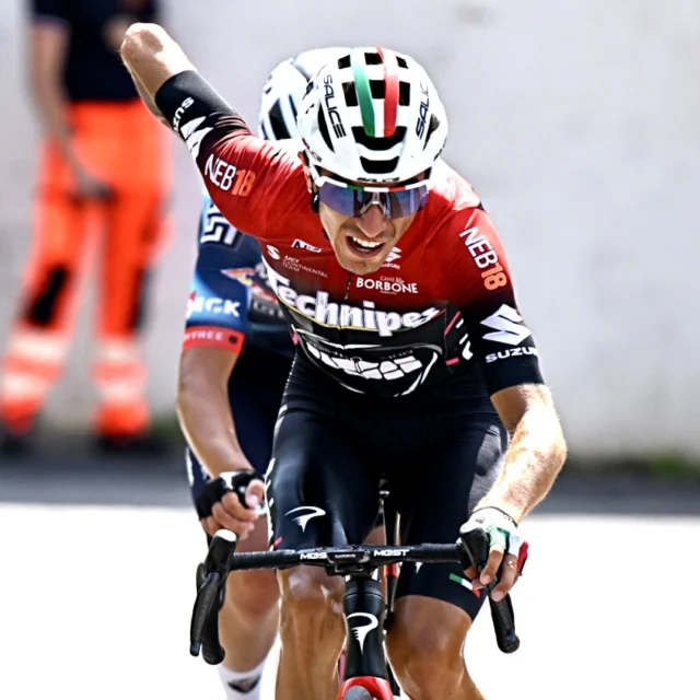 🔥 Stage 2 of the Giro di Campania, from Avellino to Minori, highlighted by a strong ride from Ivan Toselli!

🇮🇹 An enfant du pays – he's from Maddaloni – Ivan delivered a brilliant performance on home roads: he stayed with the best on the final climb and finished 5th in a five-man sprint for the win.

🔴 Thanks to the points collected on the climbs, he now wears the KOM jersey!

📈 He also sits 5th in the overall standings (15" behind leader Bozzola from Padovani) and 2nd in the youth classification.

⚡️ Shout-out to Pietro Dapporto, part of the day’s first breakaway: tomorrow he'll wear the intermediate sprint jersey as 2nd in that ranking.

🔜 Stage 3: Caserta – Marcianise

--- 

🔥 Tappa 2 del Giro di Campania, da Avellino a Minori, nel segno di Ivan Toselli!

🇮🇹 Enfant du pays – è di Maddaloni – Ivan ha onorato la sua terra con una prestazione da protagonista: resta coi migliori sull’ultima salita e chiude 5° nella volata a cinque per la vittoria.

🔴 Grazie ai punti raccolti in salita veste la maglia dei GPM!

📈 Ora è anche 5° in classifica generale (a 15" dal leader Bozzola, Padovani) e 2° nella classifica giovani.

⚡️ Applausi anche a Pietro Dapporto, nella prima fuga di giornata: domani vestirà la maglia dei traguardi volanti.

🔜 Tappa 3: Caserta – Marcianise